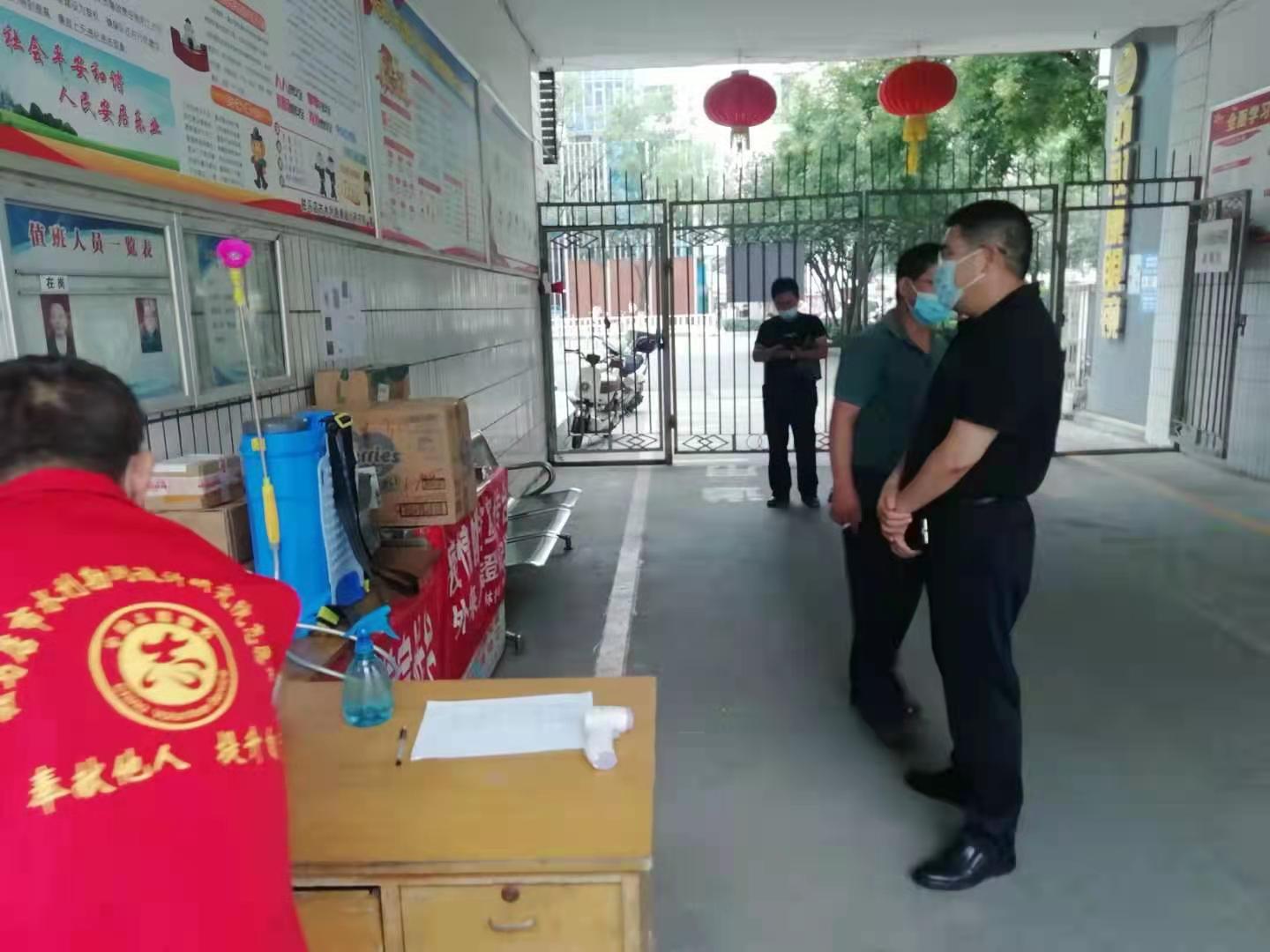 設(shè)計(jì)院秦院長(zhǎng)到家屬院1.jpg 設(shè)計(jì)院秦院長(zhǎng)到家屬院1.jpg