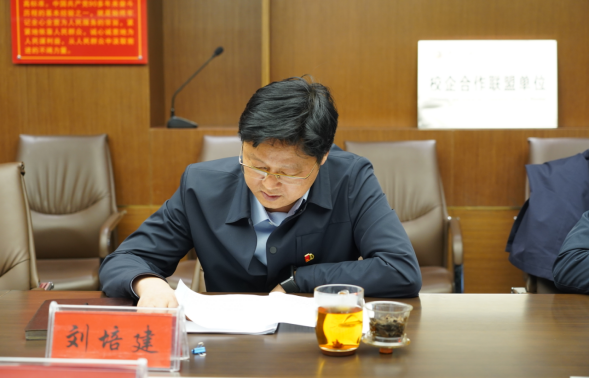 2.17駐馬店市產(chǎn)業(yè)投資集團有限公司召開2022年度民主生活會(修改)273.png 2.17駐馬店市產(chǎn)業(yè)投資集團有限公司召開2022年度民主生活會(修改)273.png